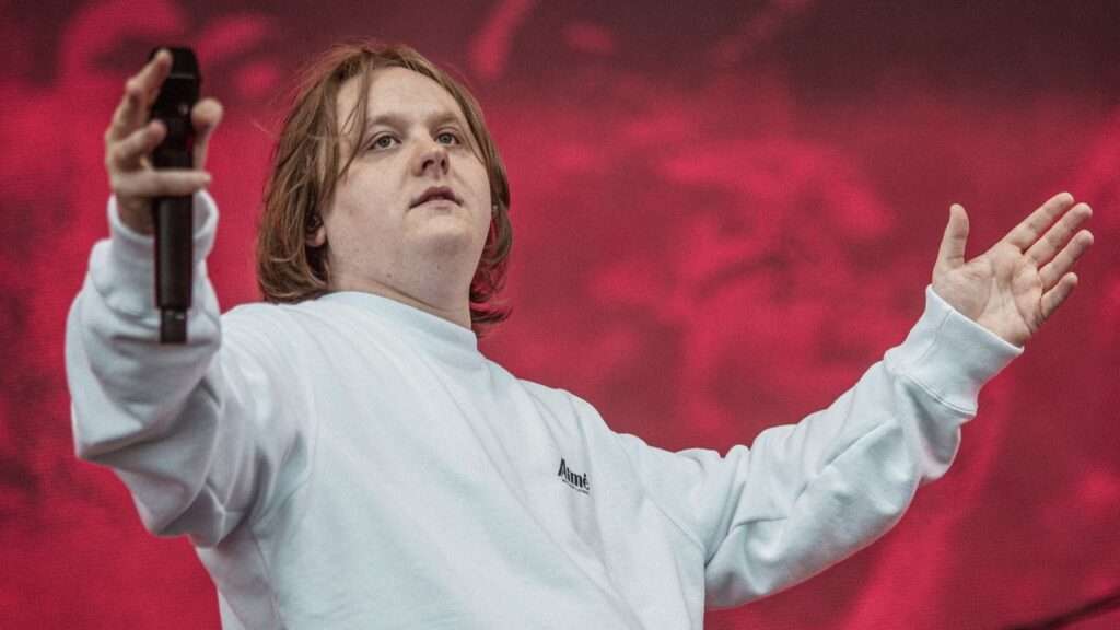 Lewis Capaldi Tic