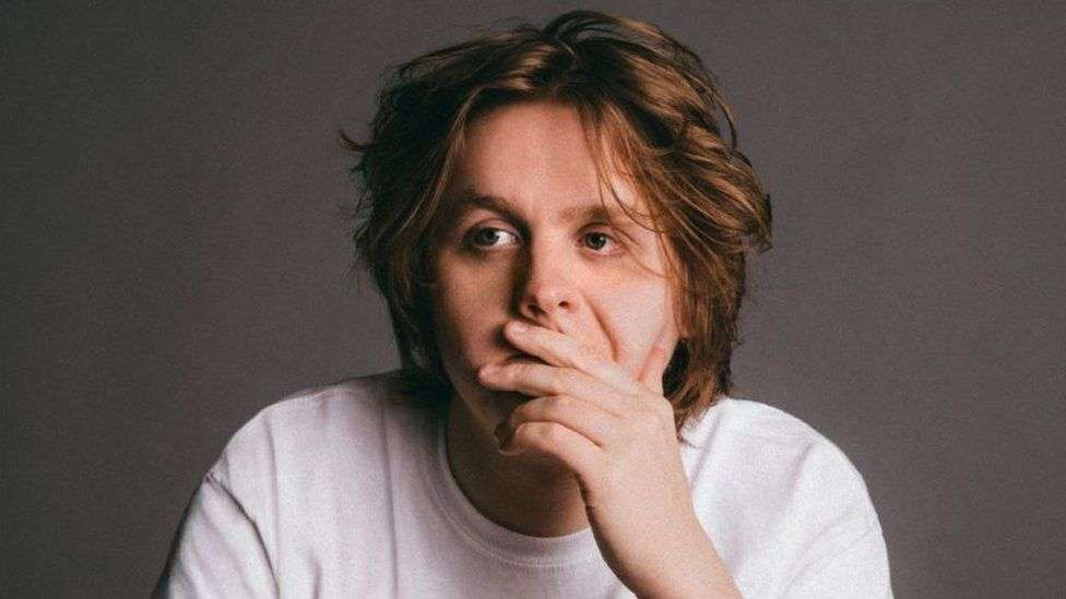 Lewis Capaldi Tic